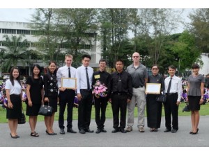 ข่าวประชาสัมพันธ์ : ผู้อำนวยการโรงเรียนสามอบช่อดอกไม้แสดงความยินดีครูชาวต่างชาติ